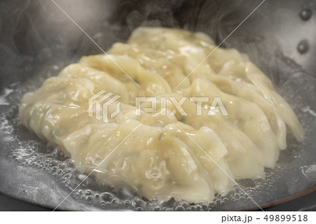 餃子を焼く 49899518