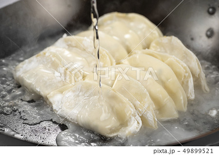 餃子を焼く 49899521