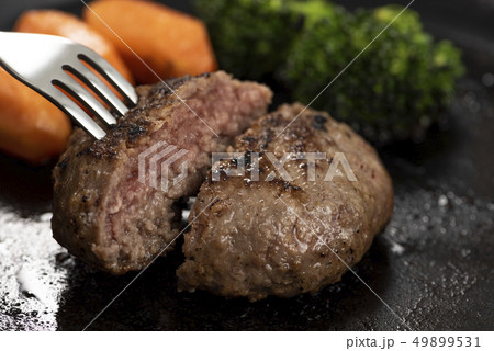 ハンバーグを焼く ハンバーグを焼く 49899531