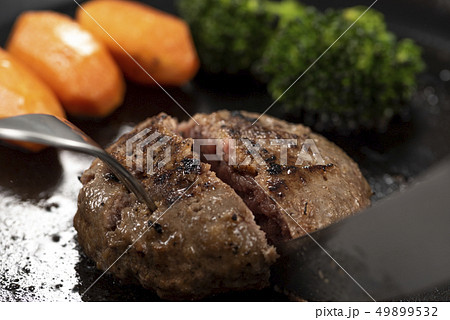 ハンバーグを焼く ハンバーグを焼く 49899532