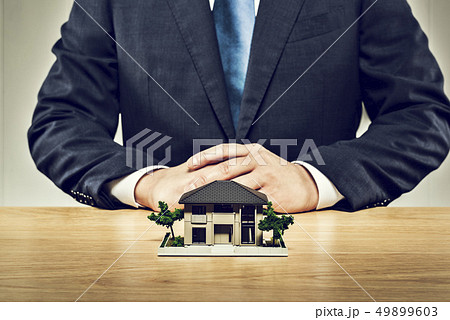 建築模型とビジネスマン 49899603