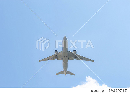 空港から飛び立つ飛行機の写真素材