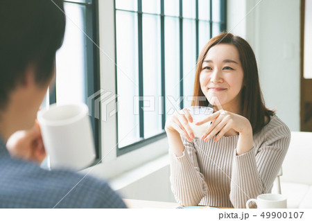 若い夫婦　カップルイメージ 49900107
