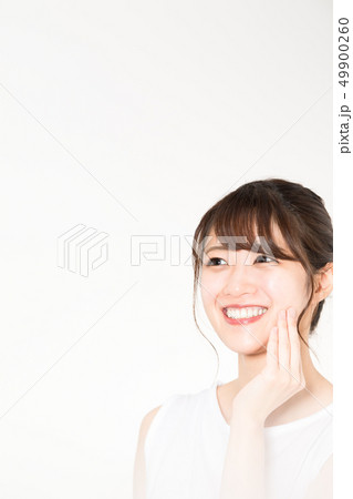 若い女性 白バック 若い女性 白バック 49900260