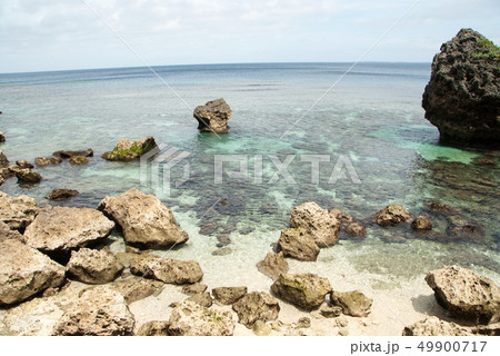 碧い海 南国 サバ沖 サンゴ礁 岩の写真素材