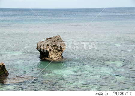碧い海 南国 サバ沖 サンゴ礁 岩 碧い海 南国 サバ沖 サンゴ礁 岩 49900719