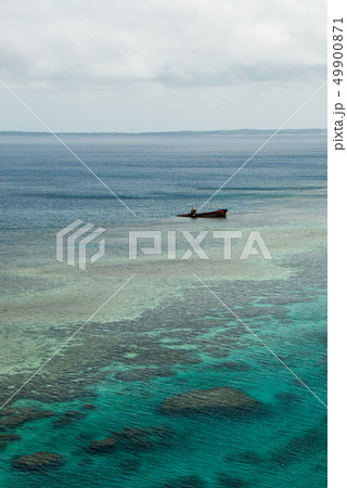 碧い海 南国 サンゴ礁と難破船 碧い海 南国 サンゴ礁と難破船 49900871