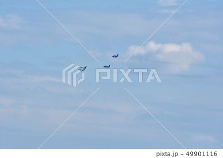大空を翔る航空自衛隊のT-4練習機の編隊 大空を翔る航空自衛隊のT-4練習機の編隊 49901116