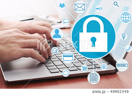 インターネットセキュリティシステムと個人情報の保護のイメージ。ノートパソコンを使う男性。 49902349