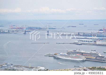 横浜港とベイブリッジ及び豪華客船 横浜港とベイブリッジ及び豪華客船 49903631