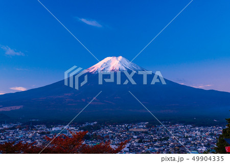 《山梨県》新倉山浅間公園から望む、新雪富士・夜明け 《山梨県》新倉山浅間公園から望む、新雪富士・夜明け 49904335