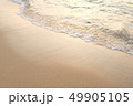 砂浜に押し寄せる波 49905105