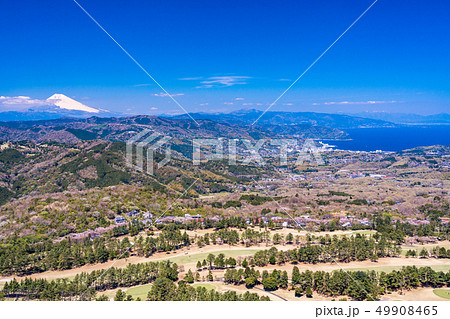 (静岡県)春の大室山・山頂から望む富士山 (静岡県)春の大室山・山頂から望む富士山 49908465
