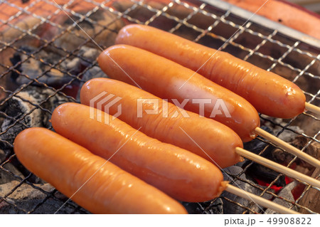 ウインナー焼き（炭焼き・網焼き・七輪・一人・宅飲み・バーベキュー・BBQ・焼肉・牛肉 49908822