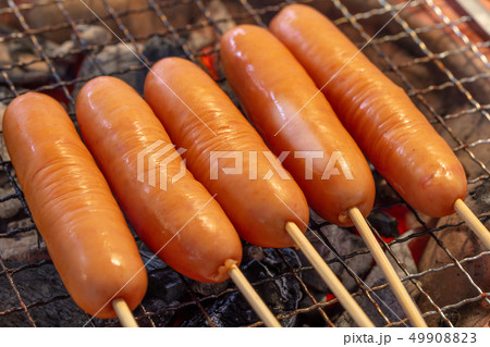 ウインナー焼き(炭焼き・網焼き・七輪・一人・宅飲み・バーベキュー・BBQ・焼肉・牛肉 ウインナー焼き(炭焼き・網焼き・七輪・一人・宅飲み・バーベキュー・BBQ・焼肉・牛肉 49908823