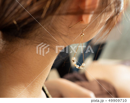 ピアスを付けている女性の耳のアップ 49909710