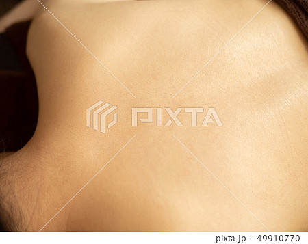 産毛が生えてる女性の背中 産毛が生えてる女性の背中 49910770