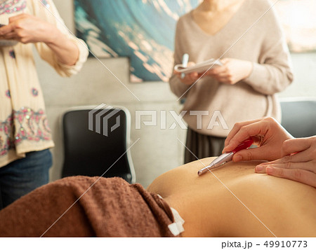 脱毛前の剃毛の研修を受ける女性 49910773