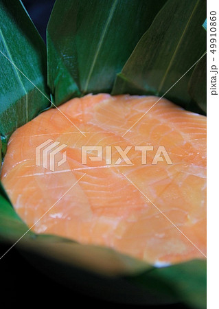 富山名物の笹の葉に包まっている鱒寿司 富山名物の笹の葉に包まっている鱒寿司 49910860