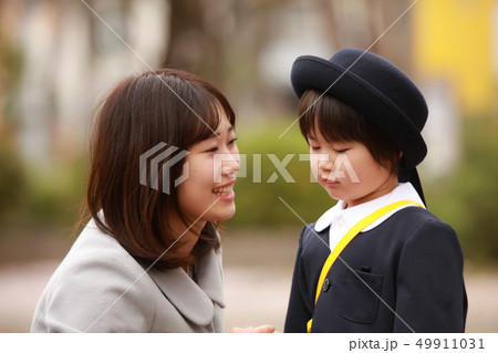 登園を嫌がる男の子 49911031
