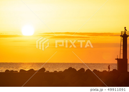 港の日の出 シルエット 港の日の出 シルエット 49911091