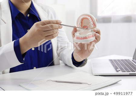 Dentist explaining treatment process to patience 49911977