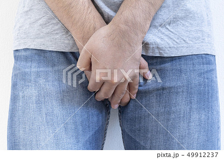 股間を押さえる男性 49912237