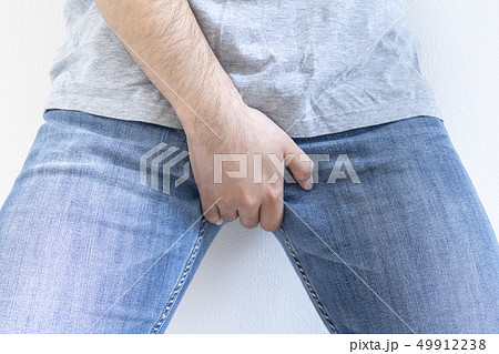 股間を押さえる男性 49912238
