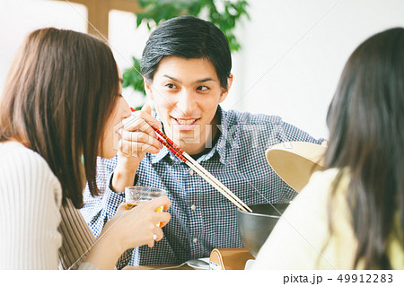 食事をする若い男性と女性　鍋パーティーイメージ　宅飲み　 49912283