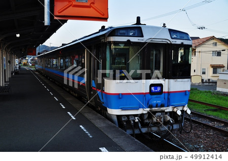 伊予大洲駅に停車中の予讃線普通列車(キハ185系) 伊予大洲駅に停車中の予讃線普通列車(キハ185系) 49912414