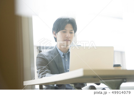 オフィスで仕事をする若い男性 オフィスで仕事をする若い男性 49914079
