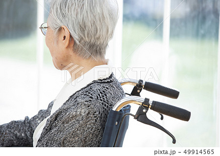 車椅子の高齢者 49914565