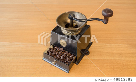 コーヒーミルとコーヒー豆 コーヒーミルとコーヒー豆 49915595
