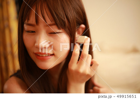 ピアッサーを使う女性 ピアッサーを使う女性 49915651