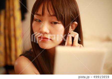 ピアッサーを使う女性 ピアッサーを使う女性 49915659
