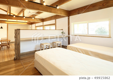 ペット同居型デザイナーズ住宅のお洒落な寝室 49915862