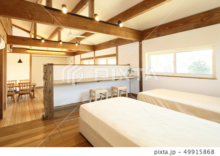 ペット同居型デザイナーズ住宅のお洒落な寝室 49915868