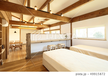 ペット同居型デザイナーズ住宅のお洒落な寝室 ペット同居型デザイナーズ住宅のお洒落な寝室 49915872
