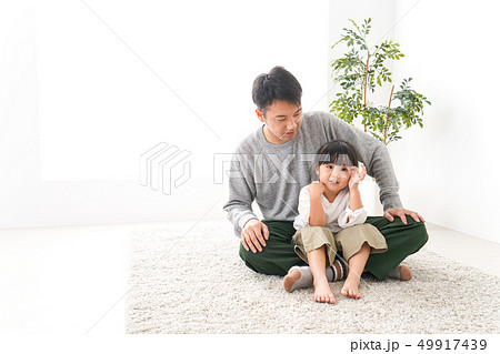 女の子とお父さん 女の子とお父さん 49917439