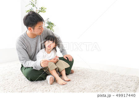 女の子とお父さん 女の子とお父さん 49917440