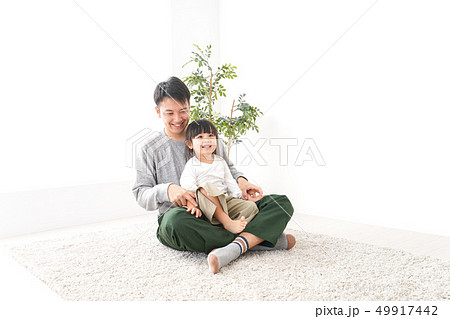 女の子とお父さん 女の子とお父さん 49917442