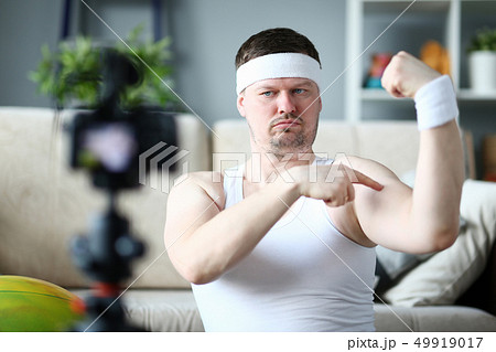 Concept of stout male fitness instructor 49919017