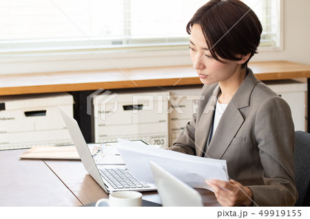 ビジネス　女性　キャリアウーマン 49919155