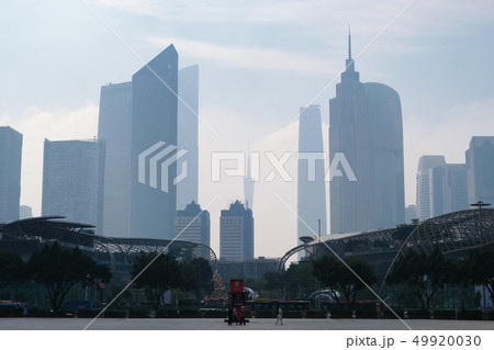 中国 広州 大気汚染で霞んだ街 49920030