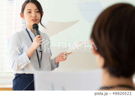 ビジネス 女性 会議 ビジネス 女性 会議 49920522