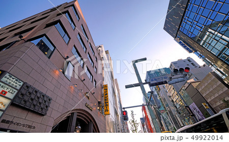日本の東京都市景観　東京・銀座。「銀座六丁目」から「銀座七丁目」方向を望む 49922014