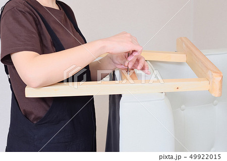 ソファを組み立て、分解する女性 ソファを組み立て、分解する女性 49922015