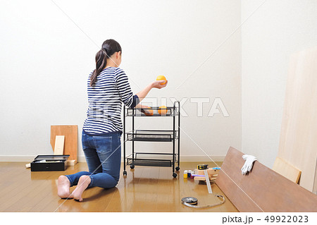 キッチンラックを組み立てる女性 49922023