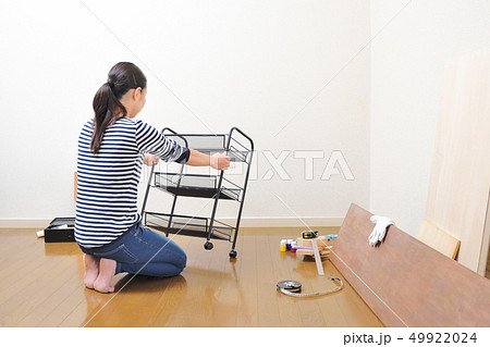 キッチンラックを組み立て、分解する女性 49922024