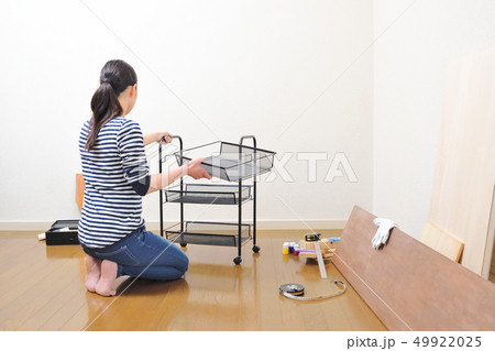 キッチンラックを組み立て、分解する女性 キッチンラックを組み立て、分解する女性 49922025